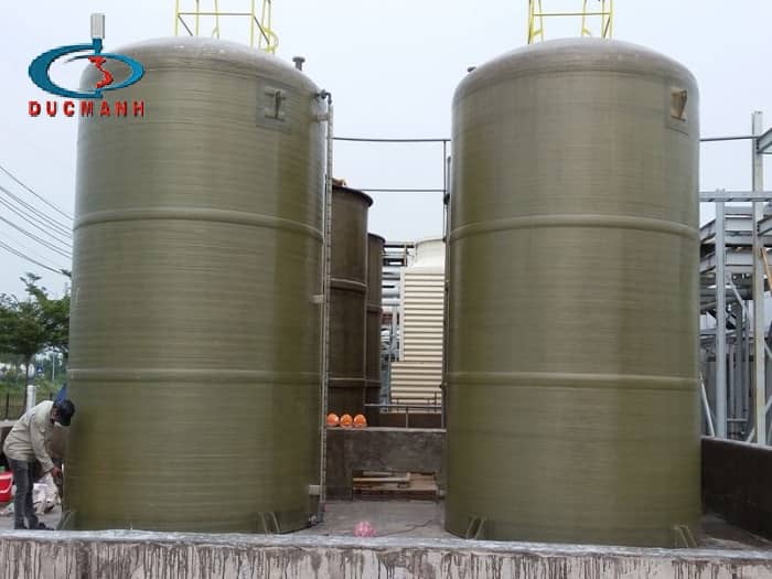 Bồn chứa công nghiệp chứa Axit Clohydric trong một nhà máy hiện đại