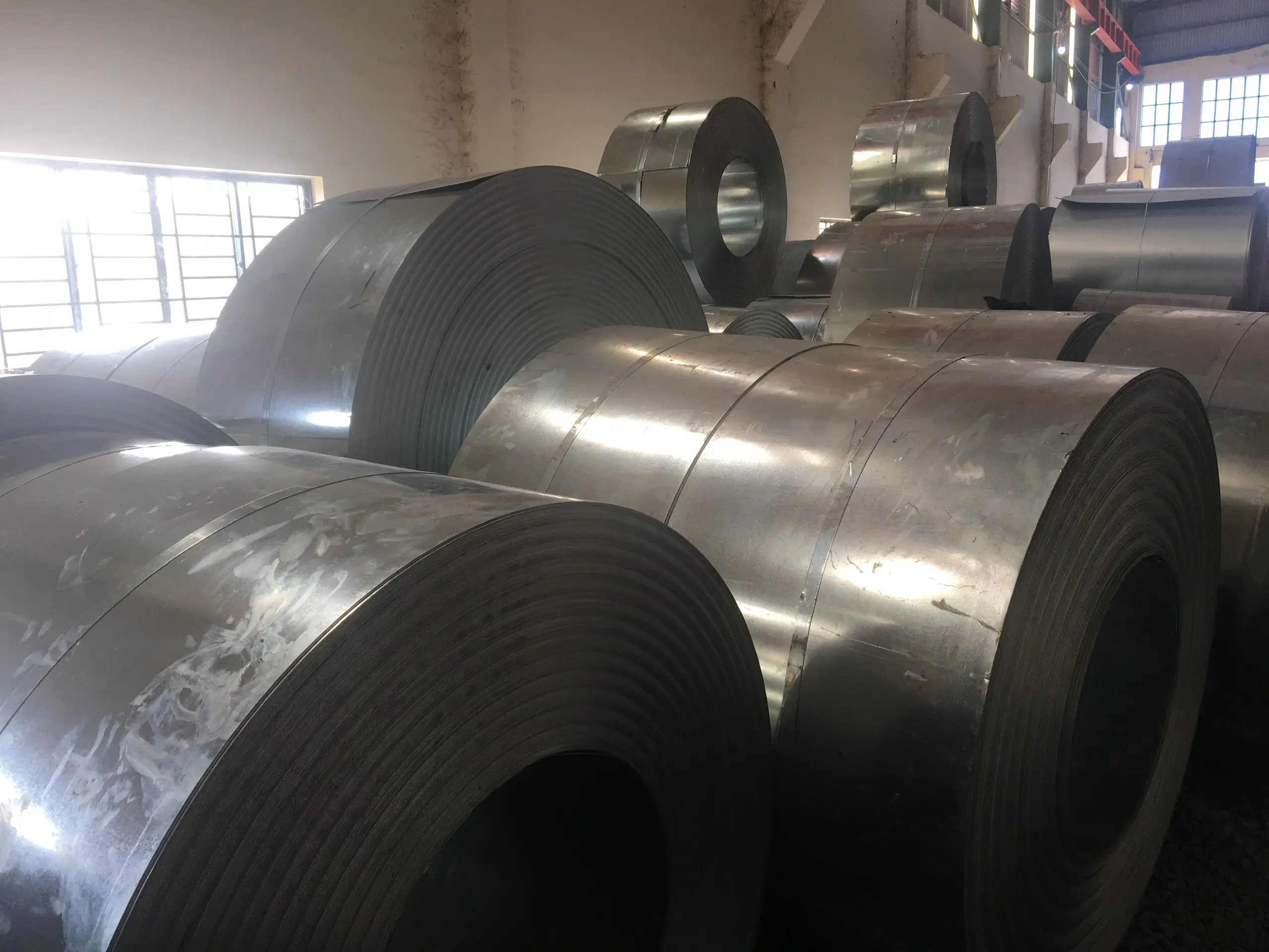 Cuộn thép trước và sau khi được tẩy gỉ bằng Axit Clohydric