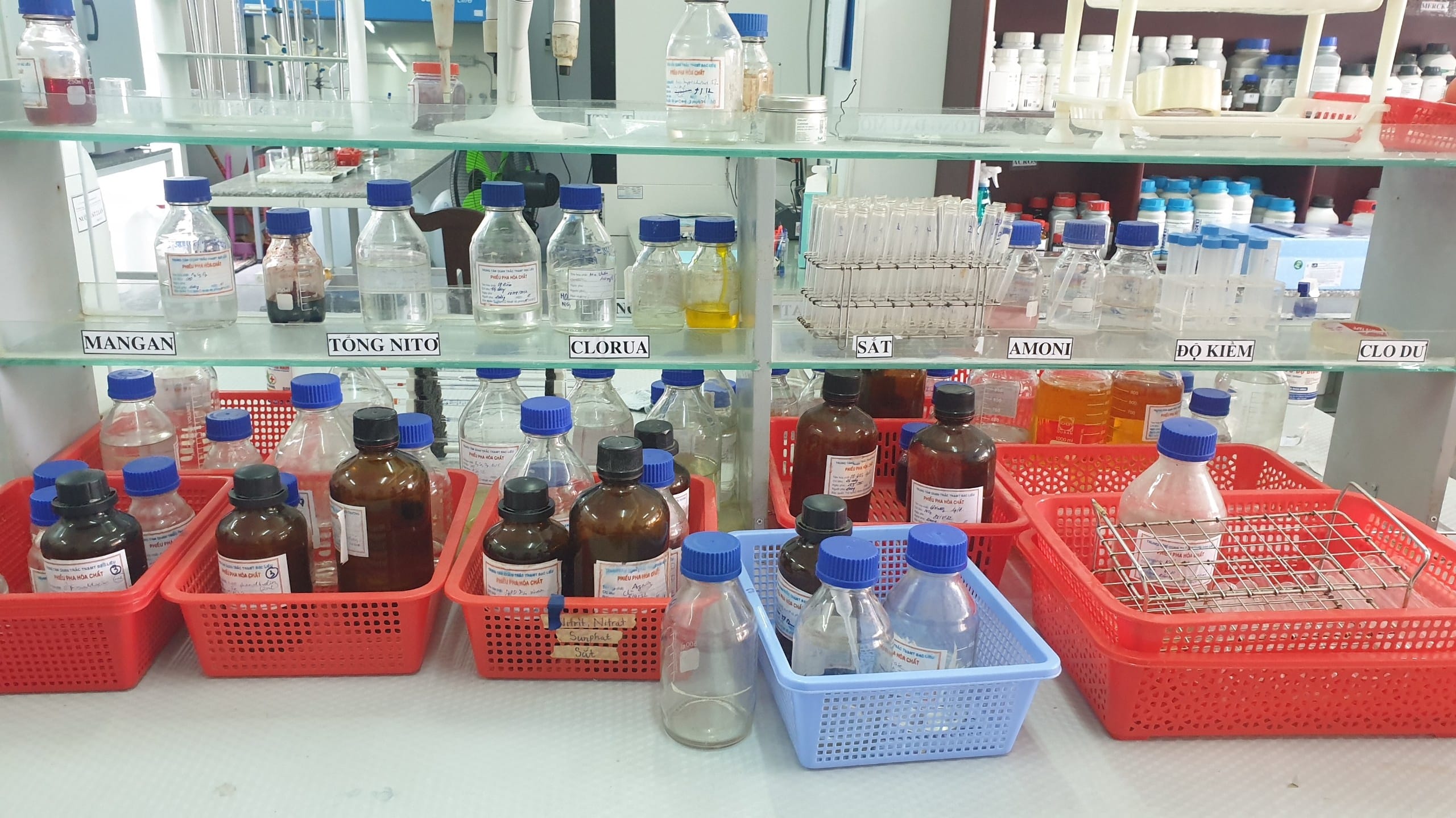 Một kỹ thuật viên đang tiến hành kiểm tra độ tinh khiết của Naphthalene trong phòng thí nghiệm.