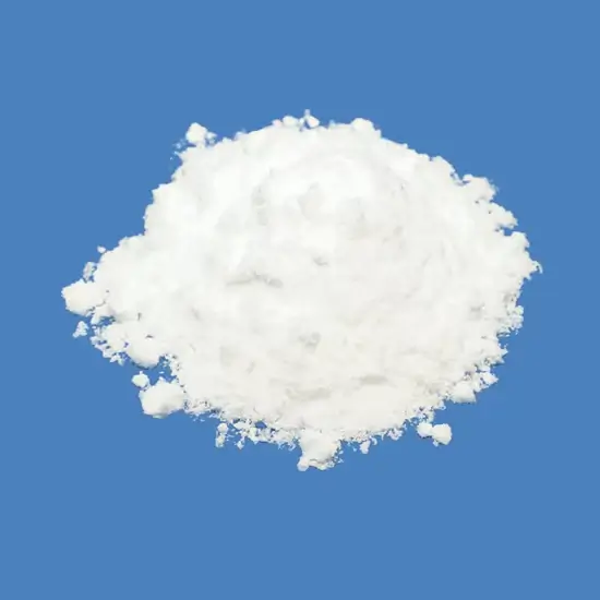 Cận cảnh bột P2O5 màu trắng tinh khiết trong thùng chứa công nghiệp