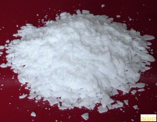 Cận cảnh vảy Kali Hydroxit (KOH) 90% màu trắng tinh khiết