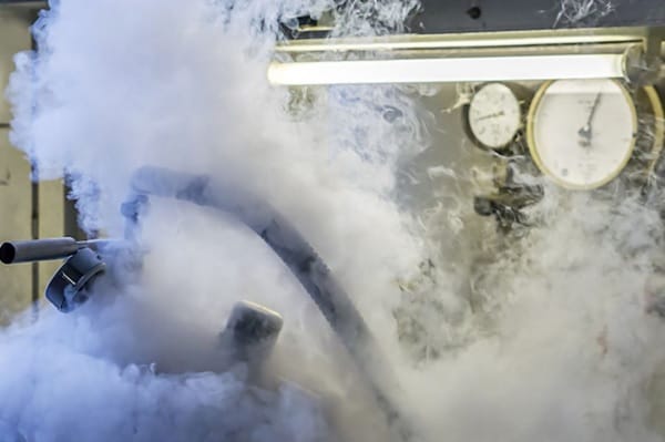 Nitơ lỏng ở -196°C, được ứng dụng rộng rãi trong y tế, ẩm thực và công nghiệp.