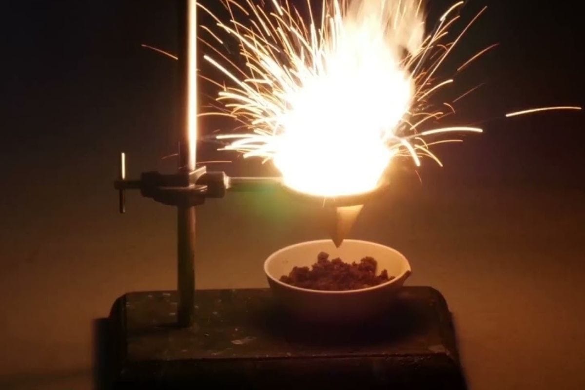 Phản ứng nhiệt nhôm được kích hoạt trong môi trường kiểm soát, tỏa ra ánh sáng chói lòa và dòng kim loại nóng chảy.
