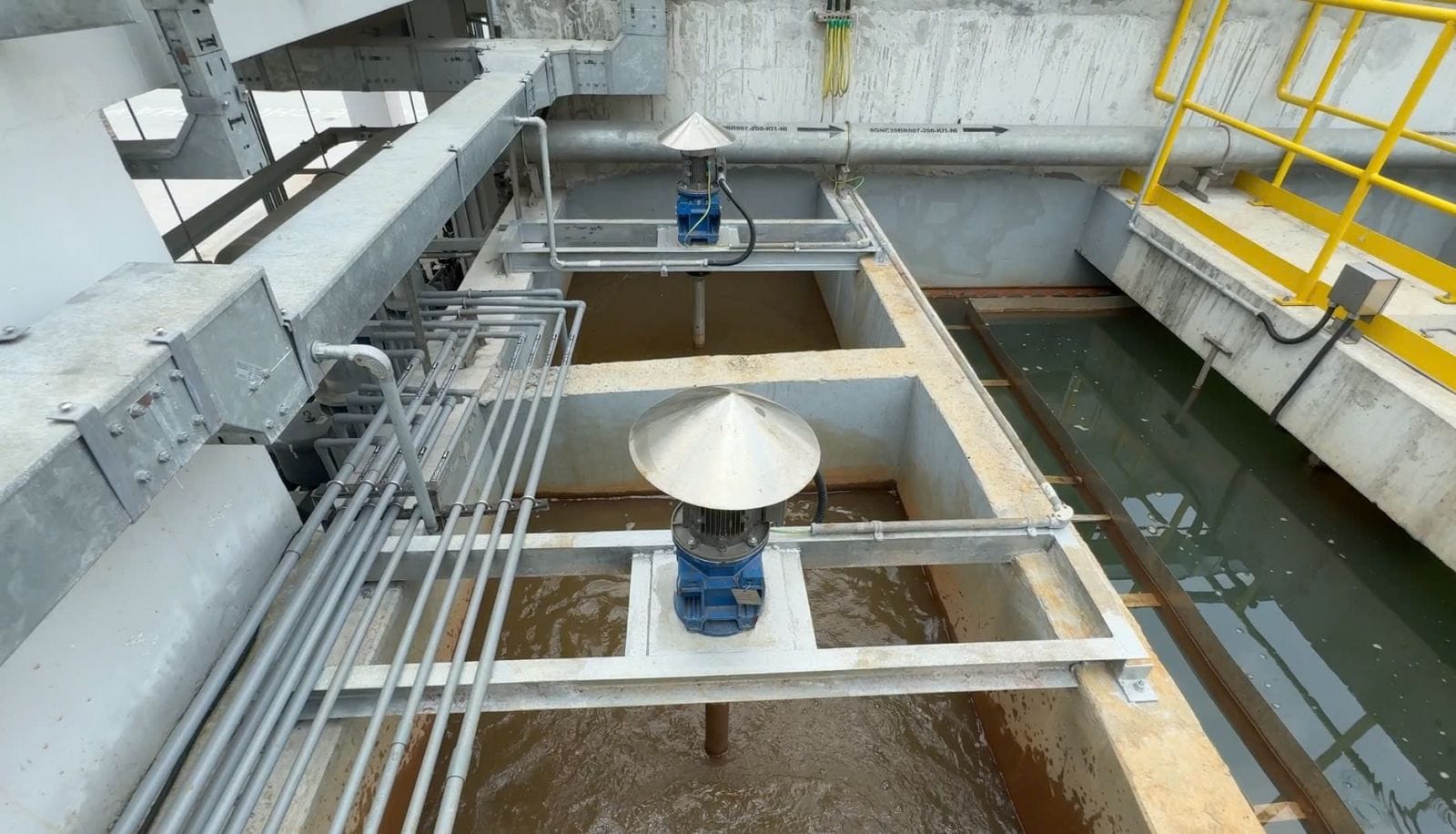 Bể phản ứng keo tụ tại một nhà máy xử lý nước thải