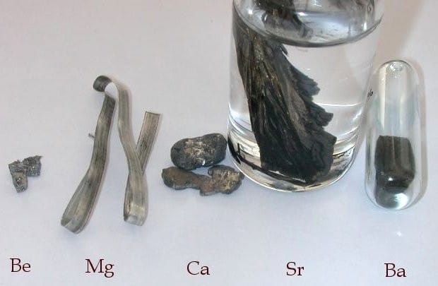 Hình ảnh thực tế so sánh màu sắc trắng bạc và bề mặt của các kim loại kiềm thổ.
