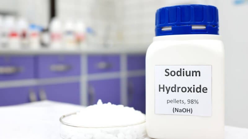 Natri Hydroxit (NaOH) 99% dạng vảy do Hóa Chất Doanh Tín cung cấp.