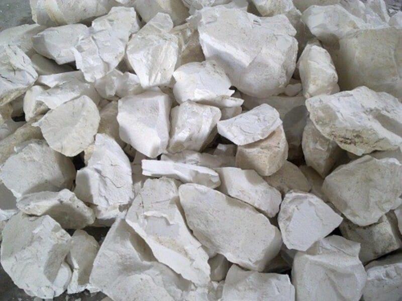 CaO tồn tại ở dạng tinh thể rắn vón cục màu trắng