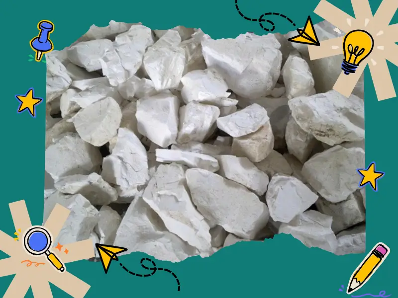 CaO tồn tại ở dạng tinh thể rắn vón cục màu trắng