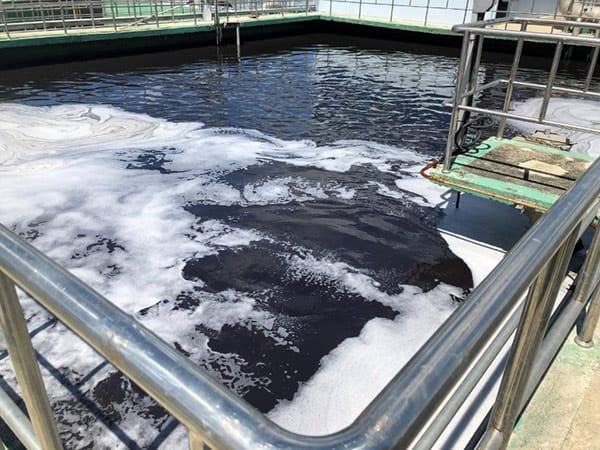 Nước thải dệt nhuộm có độ màu cao, đặc quánh trước khi xử lý