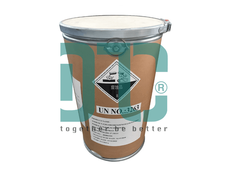 Thùng hóa chất Chloramine B 25kg, nhãn mác rõ ràng, mang thương hiệu Hóa Chất Doanh Tín.