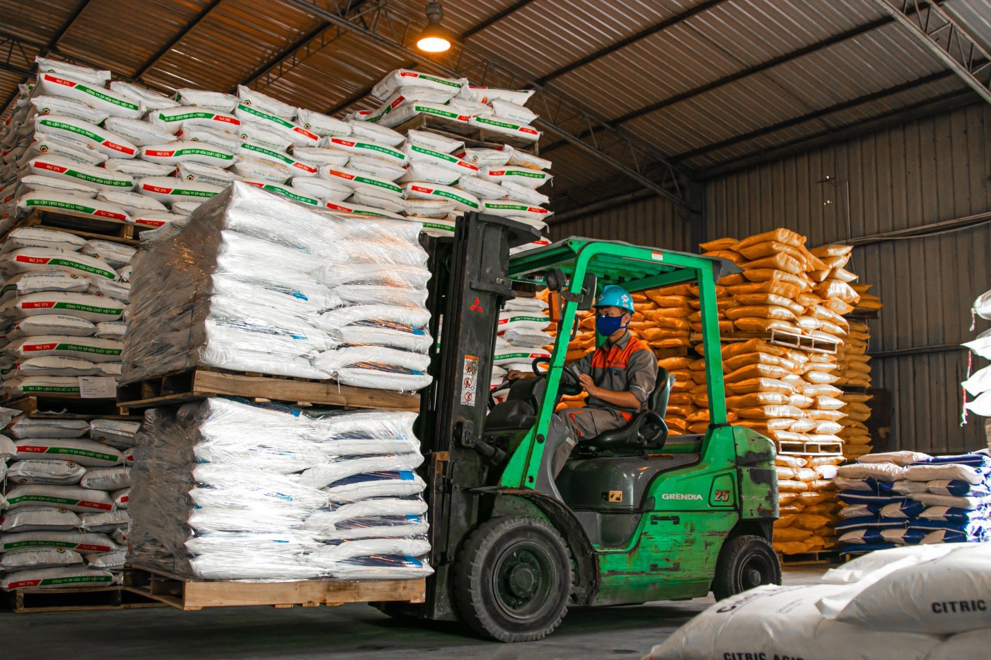 Các bao lưu huỳnh S 99% được xếp ngay ngắn trong kho Hóa Chất Doanh Tín