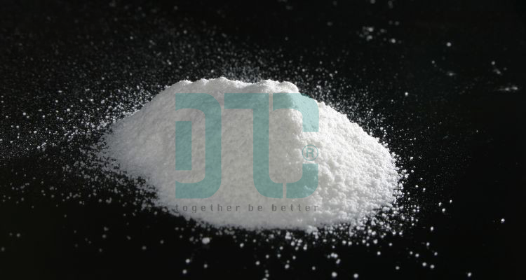 SnCl2 ở dạng tinh thể màu trắng